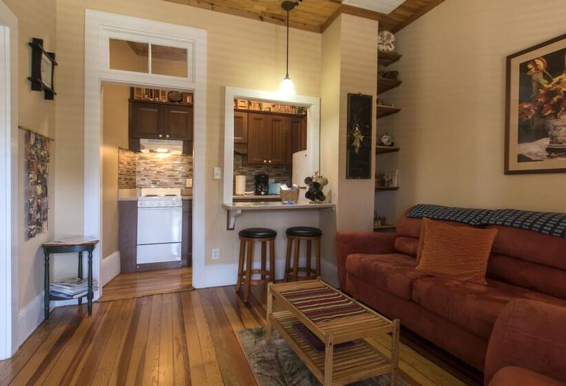 פנסיון Calhoun House Inn & Suites