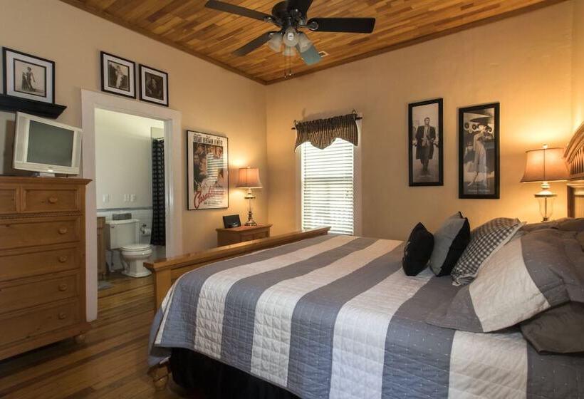 פנסיון Calhoun House Inn & Suites