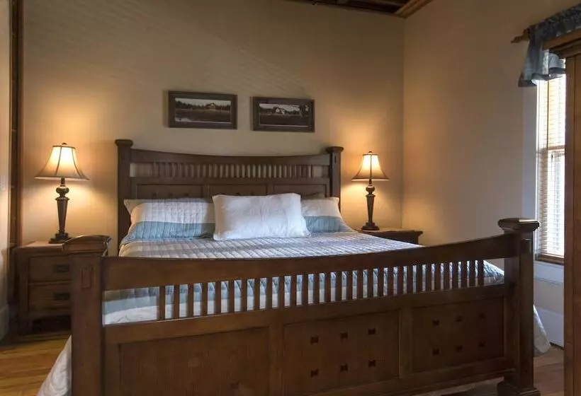 Majatalo Calhoun House Inn & Suites