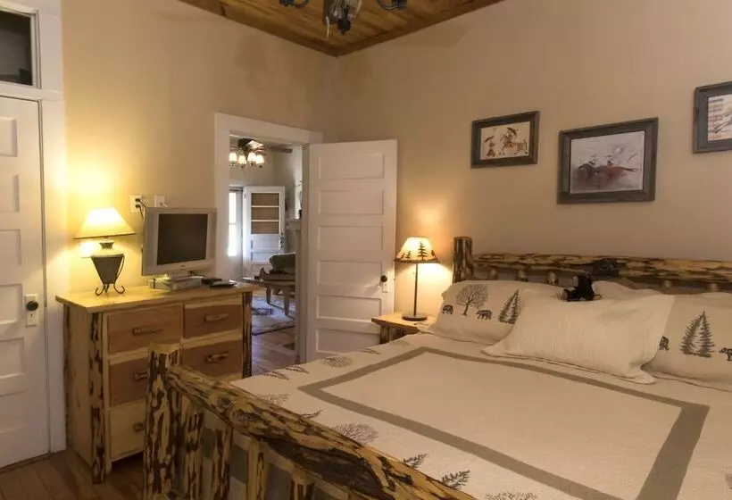 Majatalo Calhoun House Inn & Suites