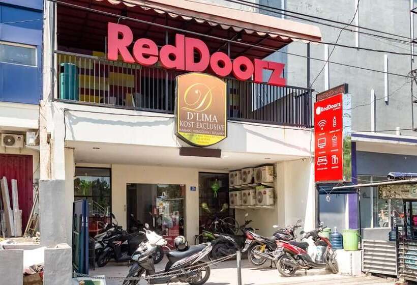 פנסיון Reddoorz @ Rungkut