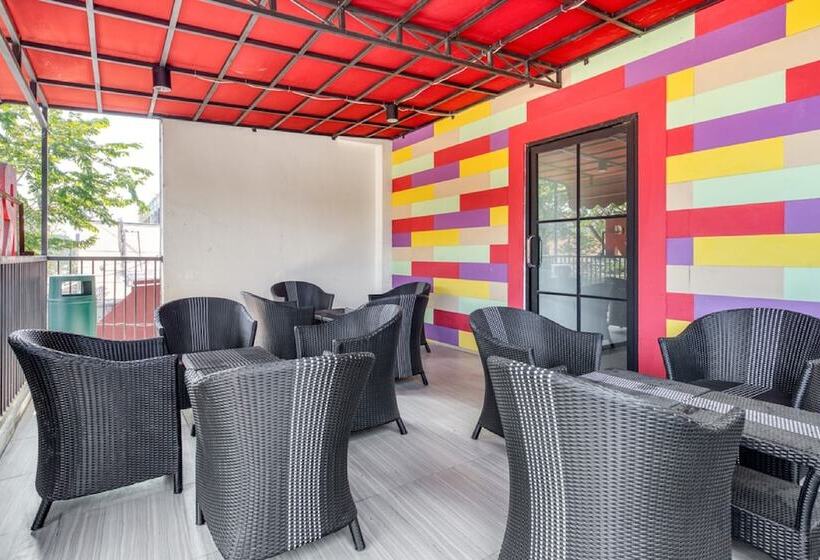 פנסיון Reddoorz @ Rungkut