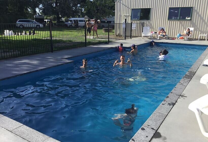 Отель Otorohanga Kiwi Holiday Park