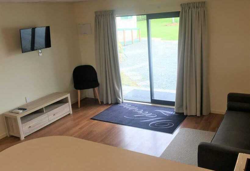 Отель Otorohanga Kiwi Holiday Park