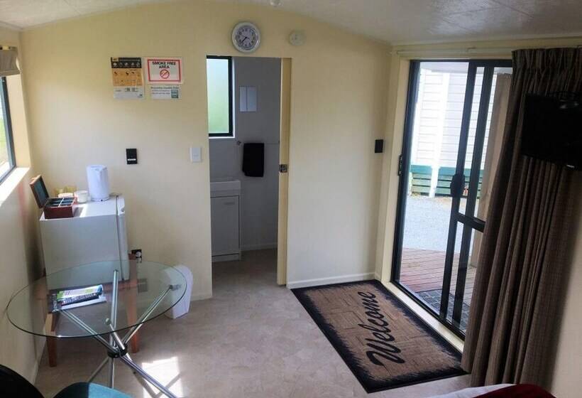 Отель Otorohanga Kiwi Holiday Park