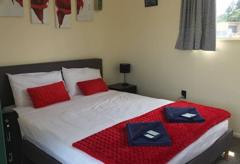 Отель Otorohanga Kiwi Holiday Park