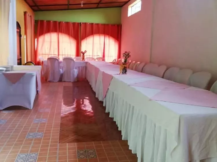 هتل Villa Los Arcos