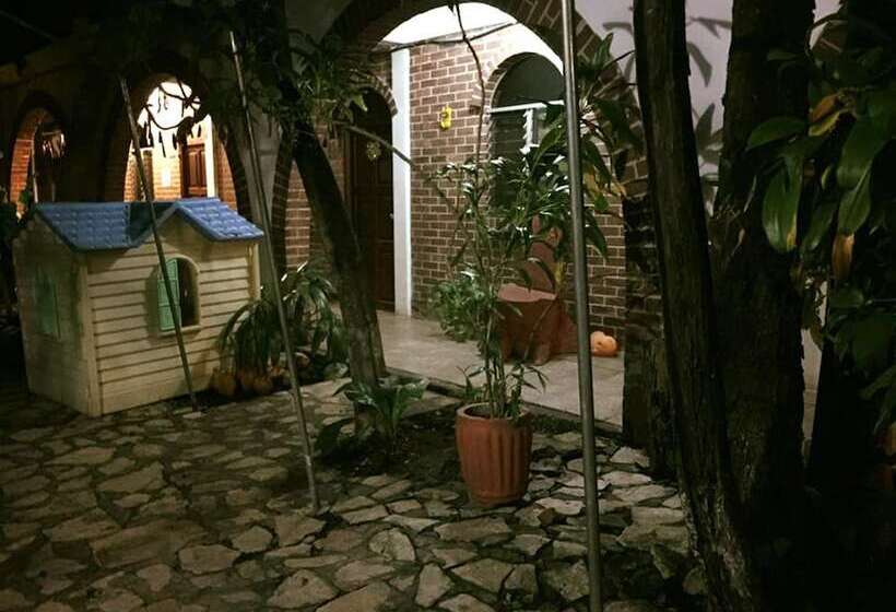 هتل Villa Los Arcos