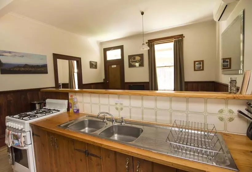 Hostelli Creek Cottage