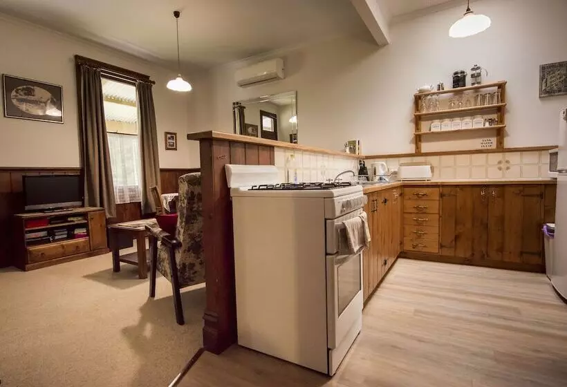 Hostelli Creek Cottage