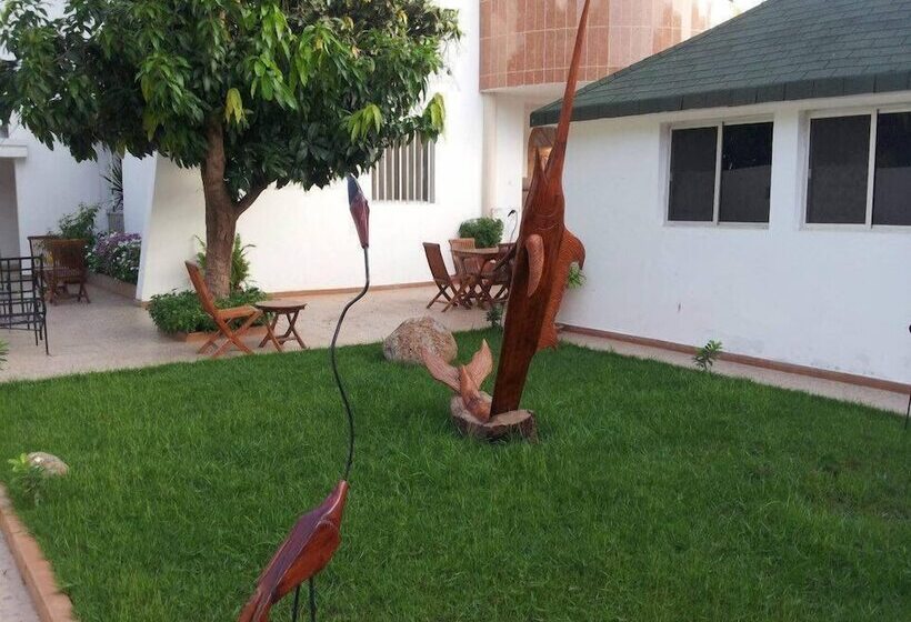 مسافرخانه Villa Mermoz