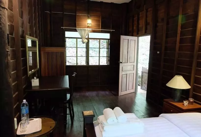 ホテル Baan Suphanbhum   Teddu Inn Maekampong