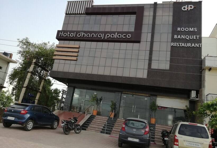 호텔 Dhanraj Palace