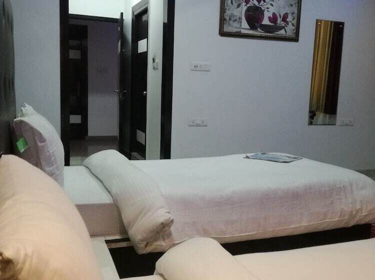 호텔 Dhanraj Palace