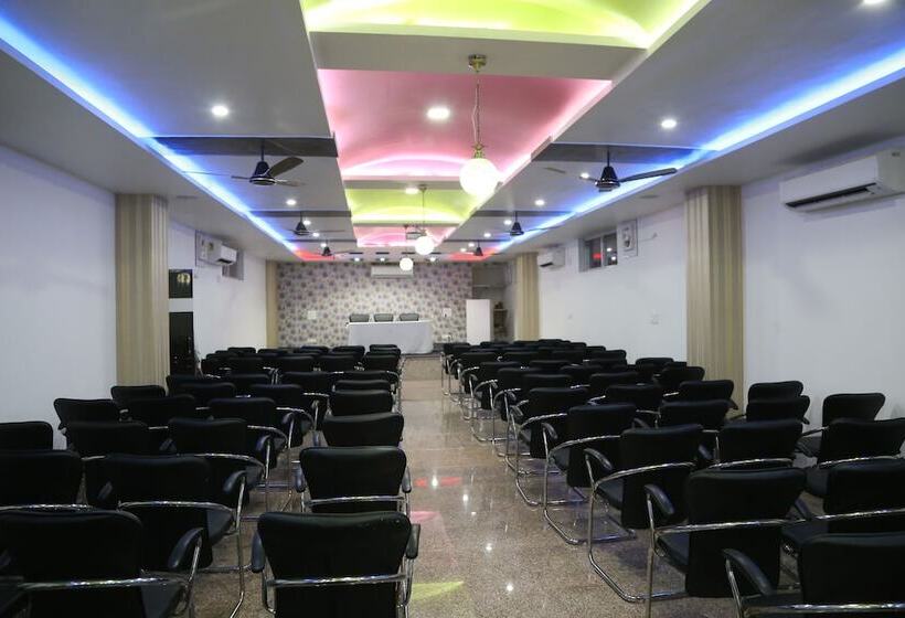 호텔 Dhanraj Palace