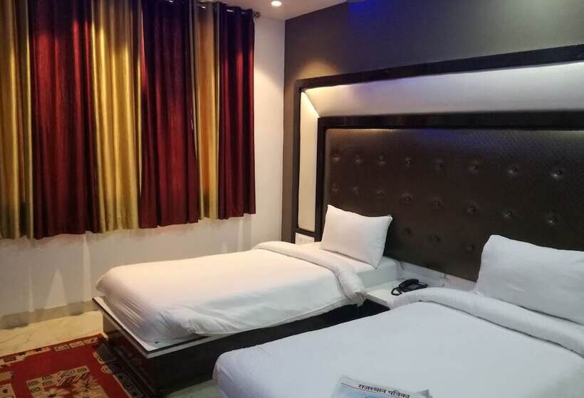 호텔 Dhanraj Palace