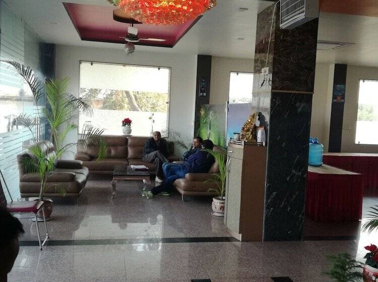 호텔 Dhanraj Palace