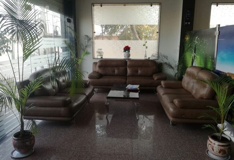 호텔 Dhanraj Palace