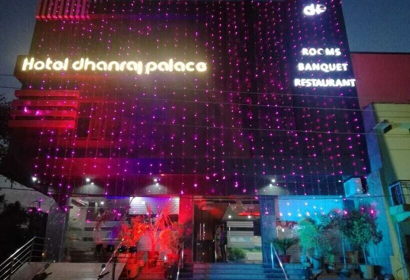 호텔 Dhanraj Palace
