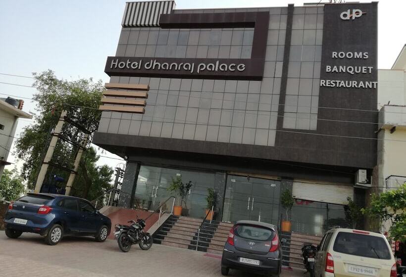 호텔 Dhanraj Palace