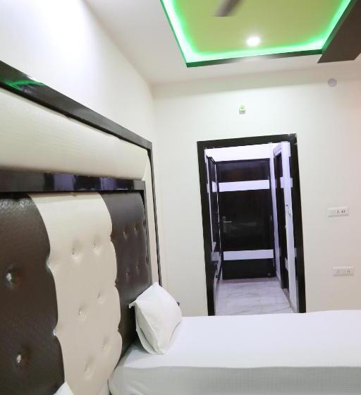 호텔 Dhanraj Palace