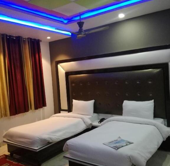 호텔 Dhanraj Palace