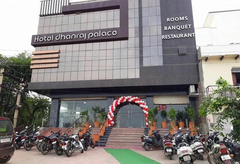 호텔 Dhanraj Palace