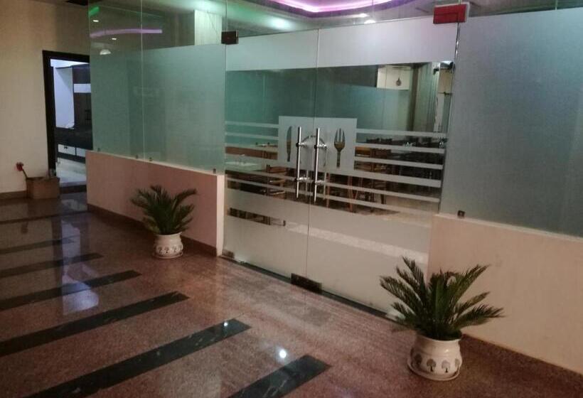 호텔 Dhanraj Palace