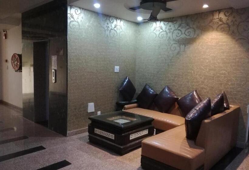 호텔 Dhanraj Palace