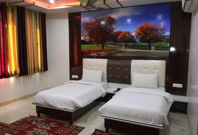 호텔 Dhanraj Palace