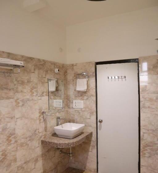 호텔 Dhanraj Palace