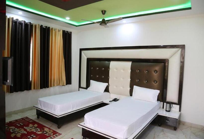 호텔 Dhanraj Palace