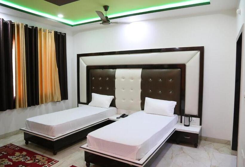 호텔 Dhanraj Palace