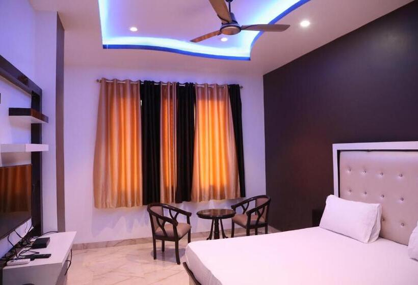 호텔 Dhanraj Palace