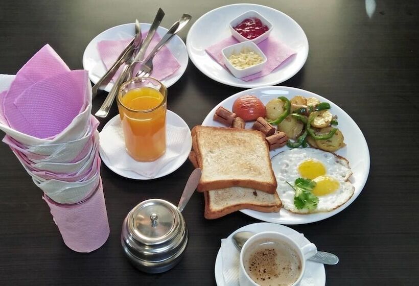 هتل Sauraha Boutique Resort