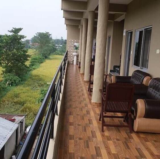 هتل Sauraha Boutique Resort