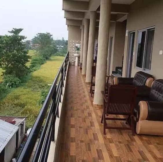 هتل Sauraha Boutique Resort