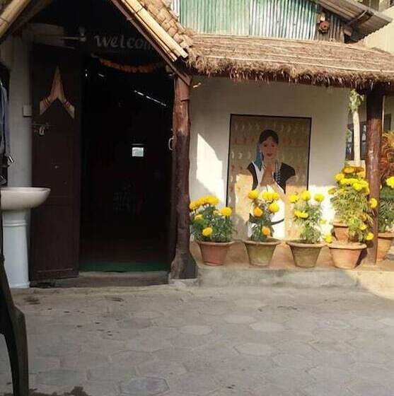 هتل Sauraha Boutique Resort