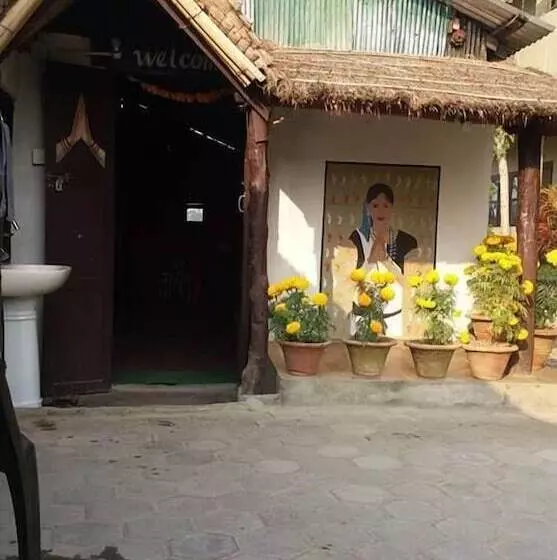 هتل Sauraha Boutique Resort