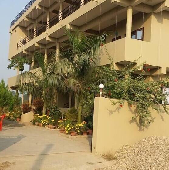 هتل Sauraha Boutique Resort
