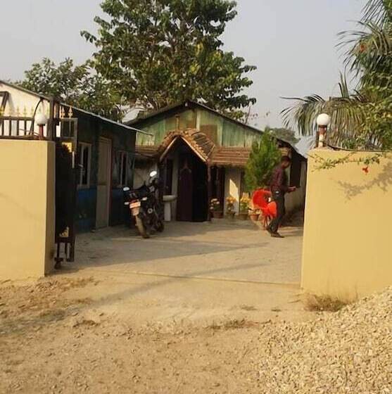 هتل Sauraha Boutique Resort