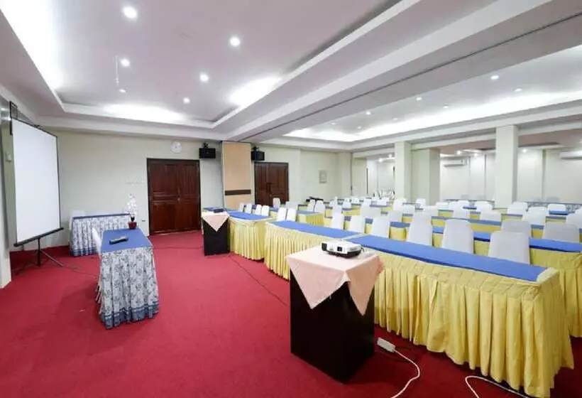 Hôtel (catégorie 1/2 *) Reddoorz Plus @ Singosari Raya