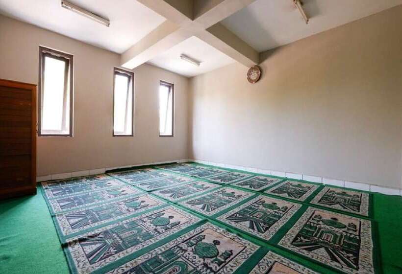 פונדק Reddoorz Plus @ Singosari Raya