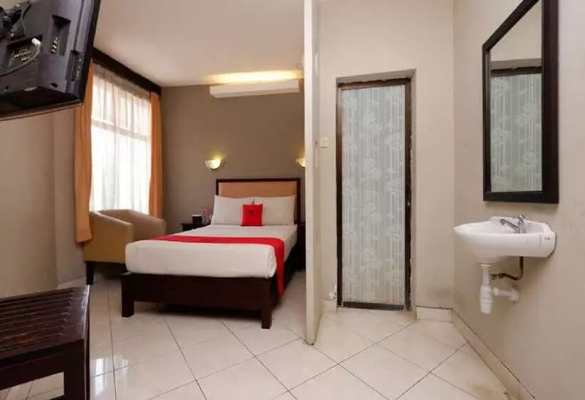 Hôtel (catégorie 1/2 *) Reddoorz Plus @ Singosari Raya