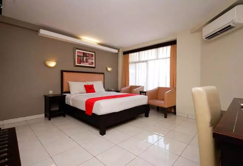 Hôtel (catégorie 1/2 *) Reddoorz Plus @ Singosari Raya