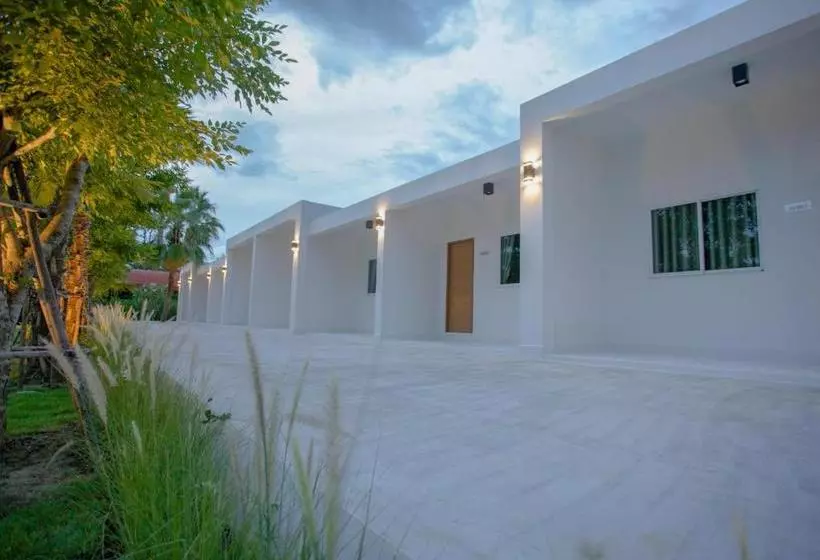 استراحتگاه West View Villa
