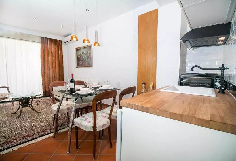 Danezis City Stars Boutique Apart