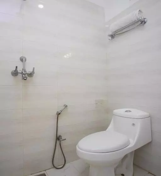 Oyo 136 Hotel Om Plaza