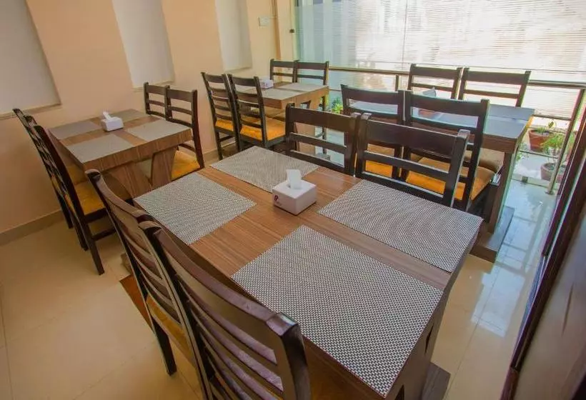Oyo 136 Hotel Om Plaza