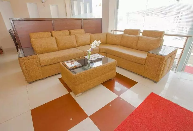 Oyo 136 Hotel Om Plaza